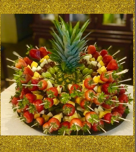 Fruit Sald, Charcuterie Fruit, Fruit Platter Ideas Party, Tårta Design, Fruit Buffet, Catering Food Displays, Fruits Decoration, Fruit Platter Designs, Decorações Com Comidas