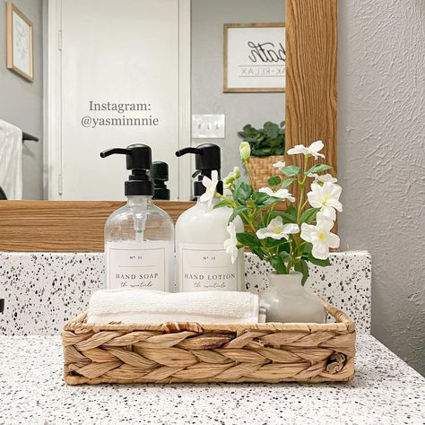 Bathroom Counter Decor, Small Bathroom Organization, Restroom Decor, Bad Inspiration, Bathroom Decor Apartment, Counter Decor, Trip Essentials, Bathroom Counters, Essentials List