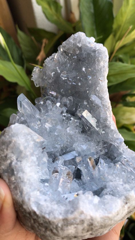 Pretty Rocks Aesthetic, Crystals Geodes, Big Crystals, Crystal Vibes, Crystal Aesthetic, Handmade Crystal Jewelry, Pretty Rocks, Quartz Geode, Crystal Geode