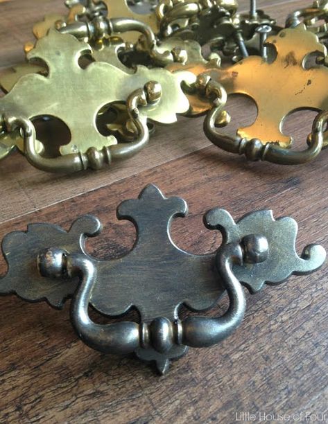 Clean Brass Hardware, Painting Hardware, Antique Brass Door Handles, Small Apartment Therapy, Interior Colour Schemes, Teal Interiors, Bedroom Paint Ideas, Modern Tudor, Gold Acrylic Paint