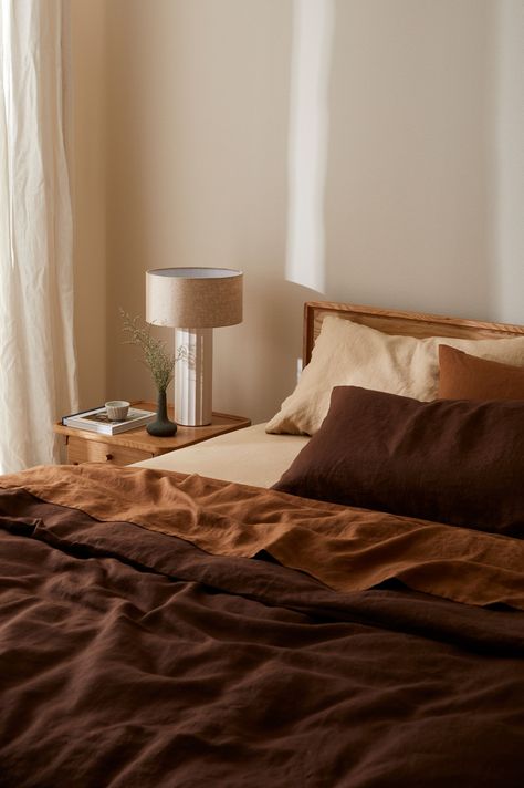 Transform your bedroom into a haven of comfort with our 100% linen bedding. Crafted from European flax and pre-washed for superior softness and durability, available in a stylish range of modern colors. Bed Sheet Inspiration, Linen Bedding Styling, Light Brown Bedrooms, Bedding Trends, Brown Bedding, Bedroom Ottoman, Pure Linen Bedding, Air Bnb, Linen Bedroom