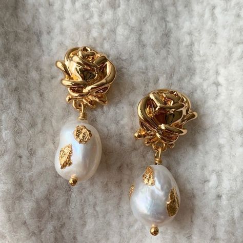 Pearl Earrings Gold, Mode Hippie, Rose Stud Earrings, Studs Gold, Baroque Pearl Earrings, Jewelry Accessories Ideas, Dope Jewelry, Classy Jewelry, Jewelry Essentials