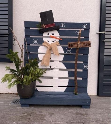 Christmas Crafts With Pallets, Palette Christmas Decor, Snowman Pallet Ideas, Pallet Snowman Diy, Pallet Christmas Projects, Christmas Pallet Ideas, Easy Outdoor Christmas Decorations, Pallet Snowman, Outdoor Snowman