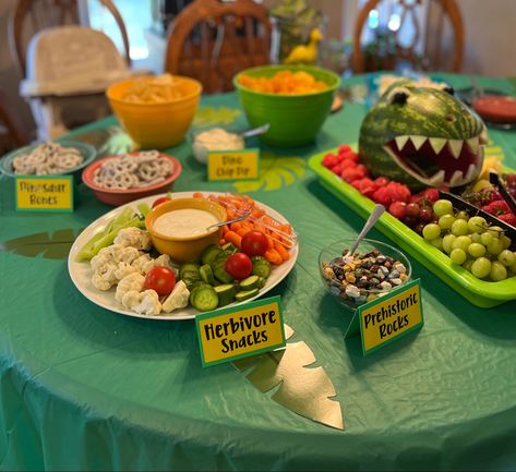 Easy Dinosaur Party Food, Dino Party Snack Ideas, Prehistoric Party Ideas, Dinosaur Pasta Salad, Dinosaur Party Snack Ideas, Dino Inspired Food, Dino Birthday Party Food Dinosaur Snacks, Dinasour Food Birthday Ideas, Dinosaur Taco Bar