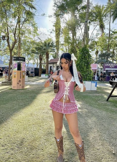 ₊˚ෆ Follow me for more 𐙚 visit my boards ₊˚ෆ Rave Music Festival Outfits, First Rave Outfit, Dj Outfits Female, House Music Outfits Rave, Girly Rave Outfits, Rave Babe Outfits, Boho Coachella Outfits, Rave Inspo Outfits, Going Out Outfits Summer