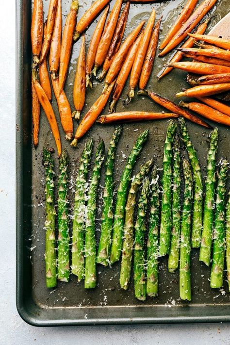 An entire Easter Dinner made in an hour (or less), baked in the oven together, and all on 2 sheet pans! This is the BEST easter dinner meal! Recipe via chelseasmessyapron #sides #menu #recipes #meat Easter Dinner Menus, Brown Sugar Ham, Toasted Baguette, Butter Carrots, Parmesan Asparagus, Easter Lunch, Easter Menu, Sheet Pans, Dinner For 2