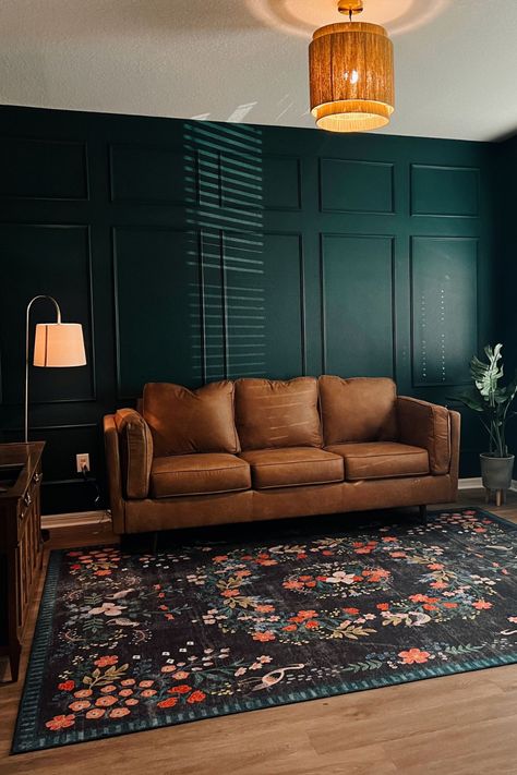 Green Moody Living Room, Green Living Room Aesthetic, Dark Green Living Room Ideas, Eclectic Boho Living Room, Green Living Room Ideas, Dark Green Living Room, Boho Decor Ideas, Moody Living Room, Living Room Aesthetic