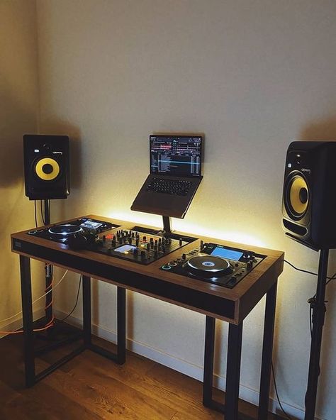 Dj Kit, Spotify Podcasts, Dorm Room Setup, Home Studio Desk, Turntables Dj, Dj Decks, Dj Table, Home Recording Studio Setup, Recording Studio Setup