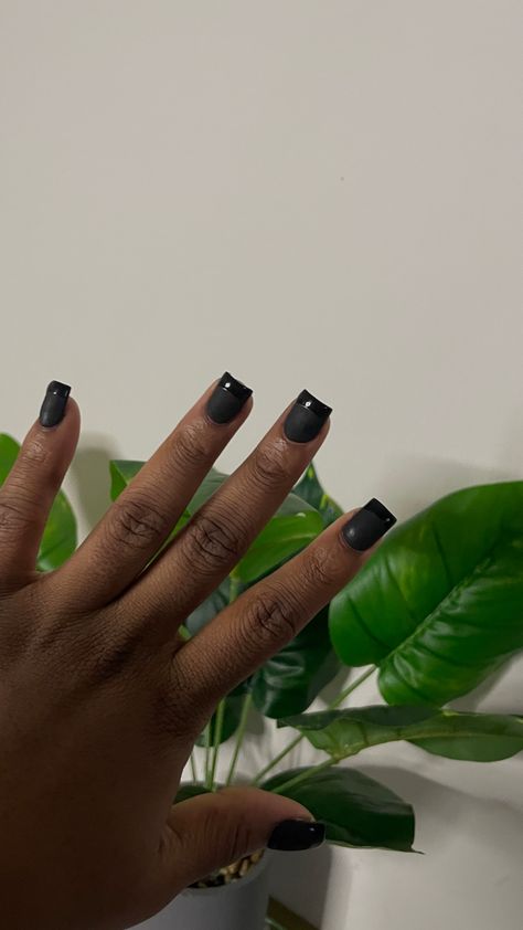 All Black French Tip Nails Matte, Matte Black Nails Gloss Tip, Matte Black French Tip Nails Short, Black French Tip Nails Matte And Glossy, Short Matte Black Nails With Glossy Tips, Short Square Black French Tip Nails, Matte Black Short Nails, Short Matte Black Nails, Black Short French Tip Nails