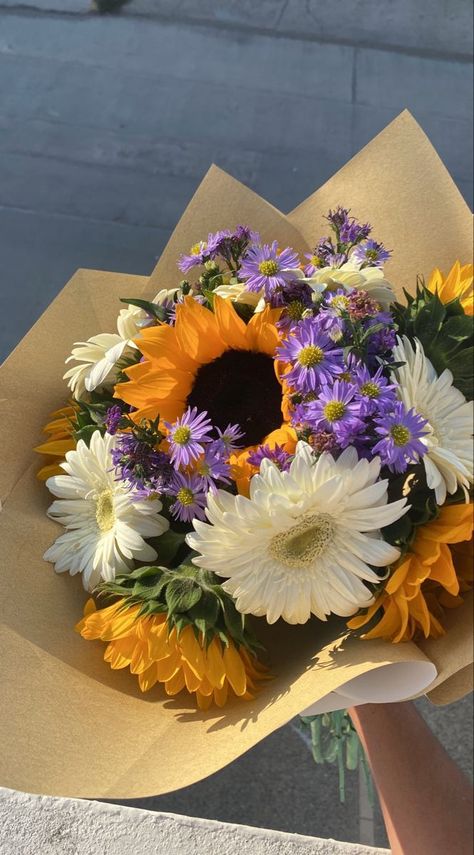 Bouquets Of Sunflowers, Tangled Themed Bouquet, Tangles Promposal, Aesthetic Sunflower Bouquet, Tangled Flower Bouquet, Tangled Promposal Ideas, Rapunzel Flower Bouquet, Rapunzel Promposal, Rapunzel Gift Ideas