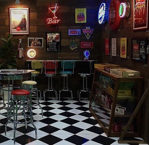 Sweden House, Retro Cafe, Retro Diner, American Diner, Deco Originale, Deco Retro, Retro Interior, Bar Interior, Old Fashioned Glass