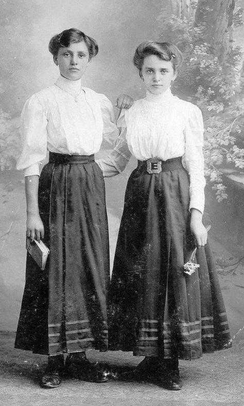 Young Ladies in 1910 (Sian Brown) This looks like the shirt waist dress. Women were working in factories, this attire was more comfortable and gave leg ... Long Skirts