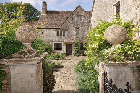 A 700-year-old manor house in the Cotswolds with its own moat, secret gardens and royal connections Cotswold Manor House, Dnd Pirate, British Houses, Nice Thoughts, British Cottage, English Manor Houses, Old Manor, British Architecture, Medieval Houses