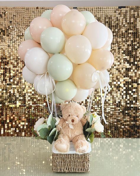 Hot Air Balloon Bouquet, Teddy Bear Balloon Bouquet, Teddy Bear Centerpieces With Balloons, Teddy Bear Basket Centerpieces, Diy Teddy Bear Centerpieces, Hot Air Balloon Centerpiece, Bear Centerpieces, Bear And Balloon Centerpiece, Ballons Decoration Birthday