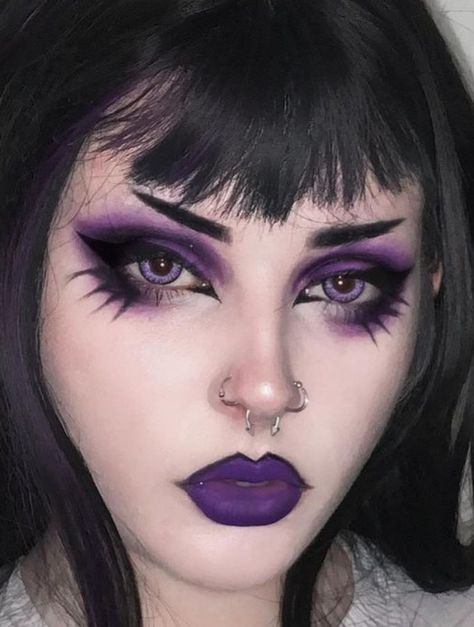 Green Eyes Red Eyeshadow, Falling In Reverse Concert Makeup, Goth Bratz Makeup, Gothic Vampire Aesthetic Makeup, Dark Carnival Makeup, Pretty Demon Makeup, Mothman Inspired Makeup, Vampire Princess Makeup, Mothman Makeup Halloween