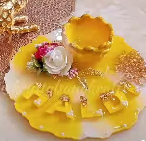 Resin art
Resin plate Resin Platter Ideas, Resin Haldi Platter, Haldi Hampers, Haldi Plate, Haldi Tray, Resin Tray Ideas, Haldi Function Decoration, Platter Decoration, Haldi Platter