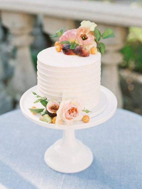 Simple Single-Tier Wedding Cake with Fresh Flowers 1 Tier Wedding Cakes, Wedding Cakes One Tier, One Tier Cake, Wedding Cake Images, Single Tier Cake, Small Wedding Cakes, Fresh Flower Cake, Buttercream Wedding Cake, Boda Mexicana