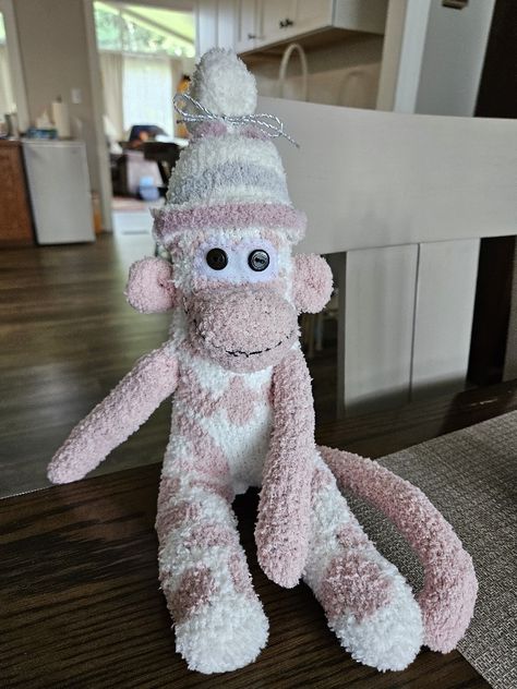 How To Make A Sock Monkey, Sock Stuffed Animals Diy, Diy Sock Monkey, Sock Monkeys Diy, Making Stuffed Animals, Sock Plushies, Sock Creatures, Sock Monkey Pattern, How To Make Socks