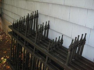 Haunted Fence Ideas, Diy Spooky Fence, Diy Wrought Iron Fence Halloween, Diy Halloween Cemetery Fence, Cemetery Fence Halloween, Cemetery Fence Diy, Outdoor Halloween Cemetery Ideas, Diy Cemetery Fence, Halloween Graveyard Ideas Diy Front Yard