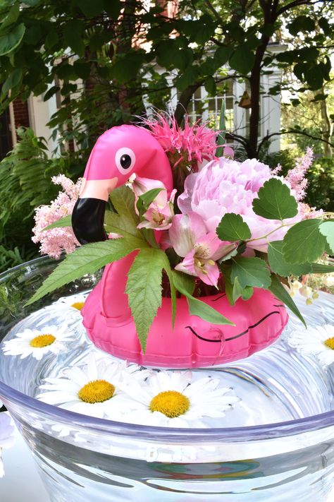 Pool party decorations for summertime celebrations! Whimsical Pool, Pool Party Centerpieces, Flamingo Centerpiece, Flamingle Party, Flamingo Pool Parties, Pink Flamingo Party, Flamingo Themed Party, Flamingo Pool, Aloha Party