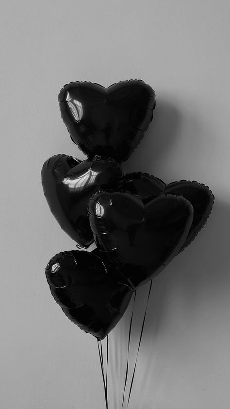 Black Wallpaper Aesthetic Heart, Black And White Balloons, Valentines Day Wedding, Valentines Balloons, Black And White Picture Wall, Whatsapp Wallpaper, Black Balloons, Heart Balloons, Black And White Aesthetic