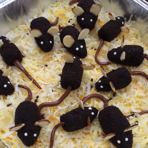 Essen, Halloween Mice Treats, Scary Desserts For Halloween, Scary Halloween Desserts, Halloween Desert Ideas, Halloween Potluck Ideas, Halloween Potluck Recipes, Scary Halloween Cookies, Haloween Food