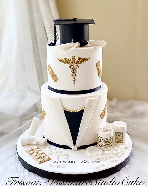 Med School Graduation Cake, Pharmacy Graduation Cakes, Cute Graduation Cakes, Doctor Cake Design, Pharmd Graduation Party, Dr Cake, Pharmacy Cake, Doctor Graduation Cake, Medical School Graduation Party Ideas