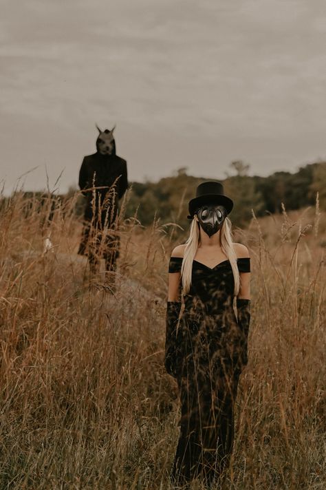 Halloween couple, couples shoot Halloween Wedding Picture Ideas, Vampire Couples Photoshoot, Couples Halloween Shoot, Skeleton Couple Photoshoot, Spooky Couple Photoshoot Scream, Couples Photoshoot Halloween, Halloween Family Portraits, Halloween Photoshoot Ideas Family, Goth Photo Poses