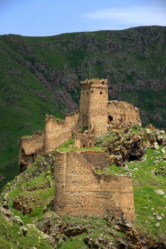 Devil's Castle Turkey | Panoramio - Photo of Şeytan Kalesi, QAJETIS TSIKHE, Devil's Castle Picture Places, Castles Interior, Abandoned Castles, Byzantine Empire, Amazing Pictures, Going On Holiday, Travel Images, Ancient Ruins, Abandoned Houses