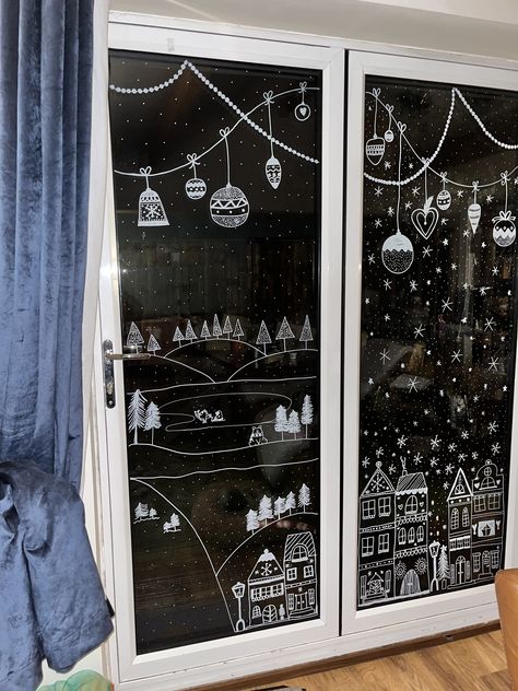 Christmas Windows Ideas Paint, Christmas Window Art Chalk Pen, Xmas Chalk Window Art, Christmas Window Pen Ideas, Posca Pens Art Window Christmas, Traditional Christmas Window Display, Christmas Chalk Window Designs, Xmas Window Display Ideas Home, Christmas Window Display Paint