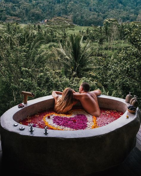 BALI TRIP Explore Bali Beyond on Instagram: “Morning glory is relaxing your body into this bathtub with the one you love. What a great idea to start your day isn’t it?🌤💦😍 Photo by…” Couples Bathtub, Hotel Bali, Outdoor Bathtub, Bali Guide, Voyage Bali, Romantic Things To Do, Romantic Hotel, Romantic Retreat, Flower Bath