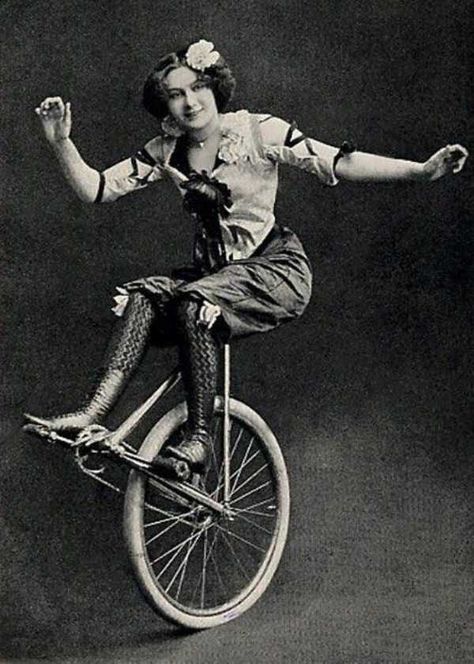 Vintage Vintage Circus Photos, Cirque Vintage, Circus Vintage, Old Circus, Circus Sideshow, Circus Acts, Pierrot Clown, Dark Circus, Circus Performers