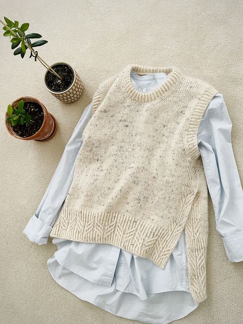 Ravelry: Maple Vest by Yun Jeong Knit Vest Outfits For Women, Knit Vest Pattern Women, Knit Vest Outfit, Vest Outfits For Women, Gilet Crochet, Knit Vest Pattern, Vest Pattern, Knitted Tops, Sweater Knitting Patterns