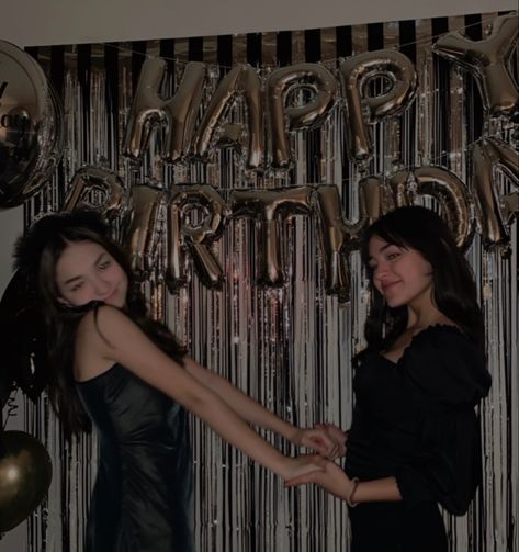 Birthday Bff Pictures, Bff Birthday Pictures, Bestie Birthday Pictures, Cute Birthday Pics With Friends, Bestie Birthday Aesthetic, Best Friend Birthday Poses, Bestie Birthday Pics, Birthday Friends Photo, Birthday Pic Ideas With Friends