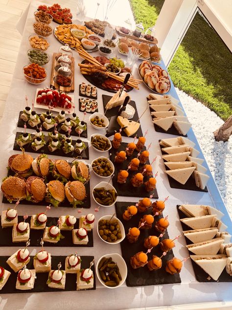 Bday Catering Ideas, Food Set Up For Party Simple, Birthday Food Buffet, Finger Food Design Table, Birthday Party Food Buffet Ideas, 18th Party Food Ideas, Party Finger Food Table Ideas, Fast Food At Wedding, Catering Birthday Party