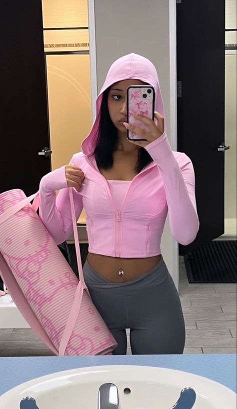 Sabrina Lilliane, Pink And White Outfit Ideas, Cute Exercise Outfits, Lucy Quinn, Gymwear Outfits, Pink Gym, Gym Attire, Wardrobe Makeover, Pink Lifestyle