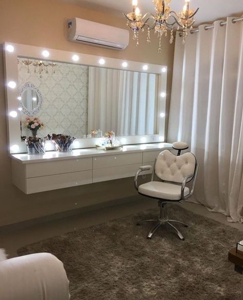 Makeup Artist Room Ideas, Makeup Studio Ideas, Parlour Design, Beauty Shop Decor, Makeup Studio Decor, Makeup Beauty Room, Makeover Studio, Beauty Room Salon, Salon Suites Decor