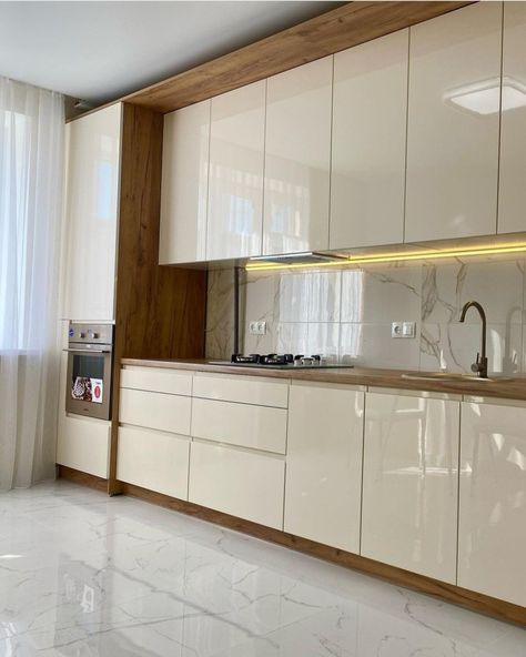 Kitchen Interior Laminate, Beige Glossy Kitchen, Kitchen Interior Beige Colour, Beige Modular Kitchen, Beige Colour Kitchen Cabinets, Kitchen Glossy Cabinets, Laminate Kitchen Design, Glossy Kitchen Cabinets Modern, Beige Kitchen Ideas Modern