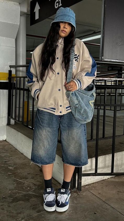 How To Style Baggy Shorts, Winter Jorts Outfit, Baggie Outfits Aesthetic, Cross Bag Outfit, Denim Hat Outfit, Denim Bag Outfit, Streetwear Fashion Girl, Skater Style Outfits, Varsity Jacket Fits