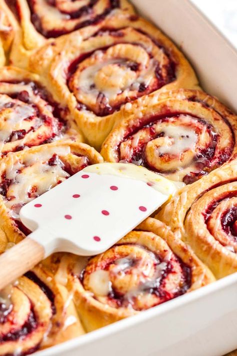 Cinnamon Roll Alternative, Different Cinnamon Rolls, Sweet Rolls Homemade, Christmas Sweet Rolls, Cinnamon Rolls Topping Ideas, Cranberry Cinnamon Rolls, Orange Cinnamon Rolls Homemade, Specialty Cinnamon Rolls, Cranberry Orange Rolls