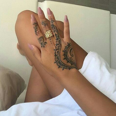 Forearm Sleeve Tattoo Women Unique, Arabic Hand Tattoo, Henna Tattoo Designs Sleeve, Henna Tattoo Designs Black Women, Hand Tattoos Henna, Beachy Henna, Nail Wallpaper, Tattoo Main, Cover Drawing