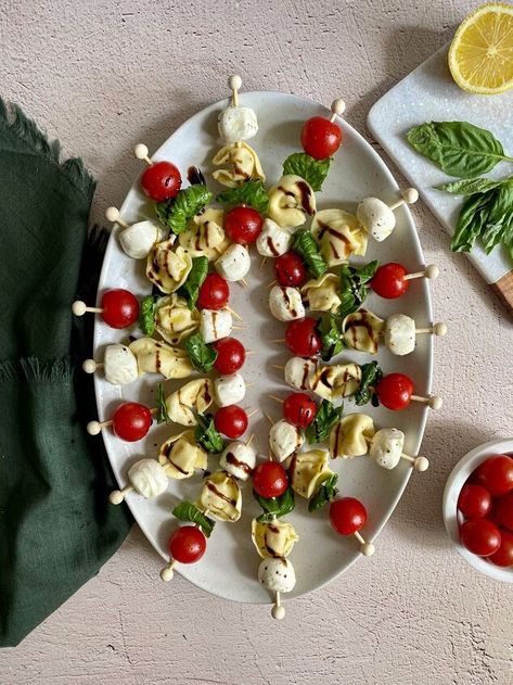 Cold Summer Appetizers, Caprese Tortellini, Easy Tortellini, Tortellini Skewers, Caprese Bites, Baked Appetizers, Best Party Appetizers, Skewer Appetizers, Whipped Goat Cheese