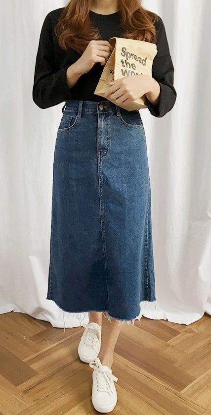 A Line Denim Skirt, Denim Skirt Outfits, Long Denim Skirt, Rock Outfit, Midi Denim, Casual Day Outfits, Skirt Midi, Simple Fashion, Denim Shoes