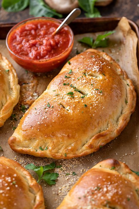 Calzone Dough, Calzone Recipe Easy, Homemade Calzone, Calzone Recipe, Calzone Pizza, Pizza Salad, Salad Toppings, Pizza Recipes Homemade, Pizza Recipes Dough