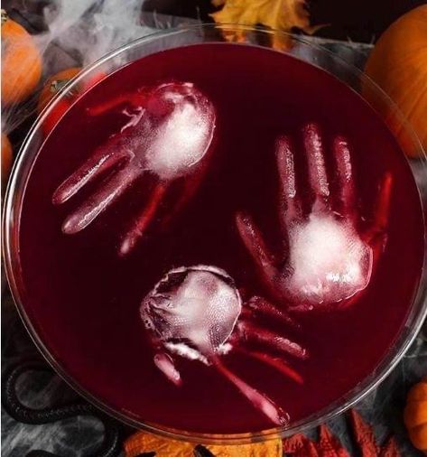 Halloween Party Punch, Simply Happy Foodie, Halloween Punch, Dulces Halloween, Halloween Party Ideas, Halloween House Party, Creepy Halloween Decorations, Spooky Halloween Party, Halloween Appetizers