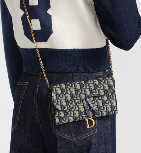 Dior Saddle Wallet On Chain Outfit, Dior Wallet On Chain Outfit, Dior Saddle Wallet On Chain, Wallet On Chain Outfit, Travelling Accessories, Dior Clutch Bag, Dior Bag Outfit, Dior Wallet On Chain, Minimal Style Outfits