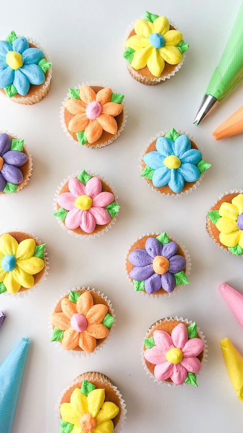 Easter Flower Cupcakes, Easy Flower Cupcakes, Flower Muffins, Easter Cupcakes Decoration, Cupcake Icing Designs, Buttercream Flowers Cupcakes, Easy Cupcakes Decoration, Cupcakes Flores, Cupcake Piping