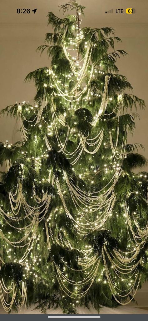 1900 Christmas Tree, Floating Tree Christmas, Messy Christmas Tree, Ethereal Christmas Tree, Witchy Christmas Tree Ideas, Gatsby Christmas Decor, 1920 Christmas Decorations, Jazz Christmas Aesthetic, Great Gatsby Christmas Tree