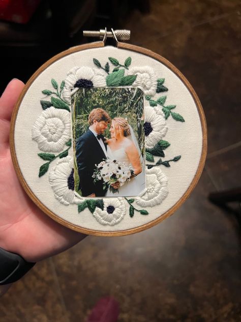 Bridal Shower Embroidery Gifts, Embroider Picture Frame, Wedding Present Embroidery, Embroidery On Wedding Photos, Polaroid Embroidery Hoop, Embroidery In A Frame, Couples Embroidery Design, Embroidery Wedding Gifts Ideas, Embroidery Picture Holder