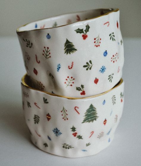 Sarah Louise Jour 🌸 (@booboo.clay) • Instagram photos and videos Mug Diy Ideas, Diy Christmas Mugs, Mug Noel, Holiday Pottery, Diy Keramik, Mug Diy, Ceramic Cafe, Sarah Louise, Diy Pottery Painting